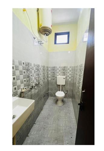 JP Homestay Naugaon tesisinde bir banyo