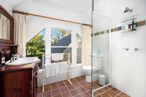 een badkamer met een wastafel, een toilet en een douche bij Glen Regan Berrima in Berrima