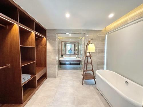 een badkamer met een bad en een ladder. bij Hoang Hai Villas 3 Phu Quoc - 3 Bedrooms - Private Swimming Pool in Phu Quoc