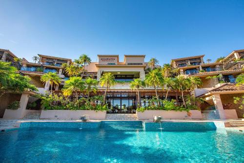 una piscina frente a un edificio en Shigira Bayside Suite Allamanda, en Isla Miyako