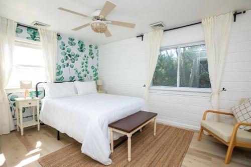 Schlafzimmer mit einem Bett und einem Deckenventilator in der Unterkunft Cozy getaway - 5 min drive to beach in Cape May