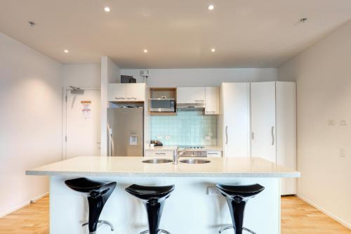 Kuchyň nebo kuchyňský kout v ubytování Marsden Suites Nautilus Orewa