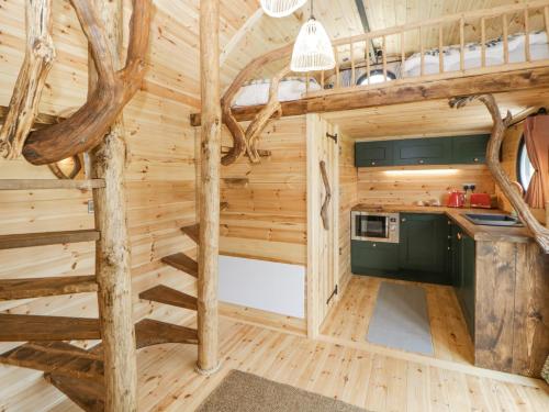 een blokhut met een keuken en een trap erin bij Erme in Plymouth