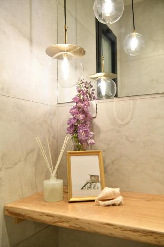 エイラットにあるצימר רפאלの紫の花の花瓶
