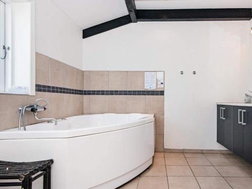 Ένα μπάνιο στο 17 person holiday home in Harboøre-By Traum