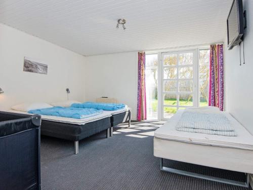 Ένα ή περισσότερα κρεβάτια σε δωμάτιο στο 17 person holiday home in Harboøre-By Traum