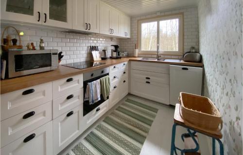 Η κουζίνα ή μικρή κουζίνα στο 2 Bedroom Awesome Home In Torestorp