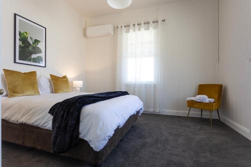 เตียงในห้องที่ Urban Getaway Queenslander