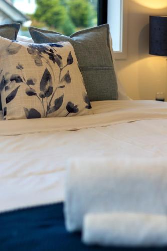 Katil atau katil-katil dalam bilik di Explore Addington and CBD 1 bed w/carpark