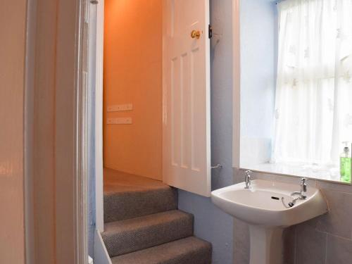GunnersideにあるSwaleside Houseのバスルーム(洗面台付)、鏡付きの階段