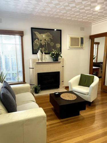 Gallery image of Melbourne delightful & comfortable home. Sleeps 10. Walk to train. 17 km from CBD. in Melbourne