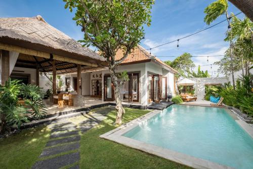 La alberca dentro o cerca de Rumah Ananda Bali - Balinese Villa Umalas