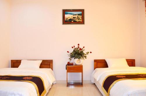 2 Betten nebeneinander in einem Zimmer in der Unterkunft HOTEL LAO CAI 33C CÁT LINH in Hanoi
