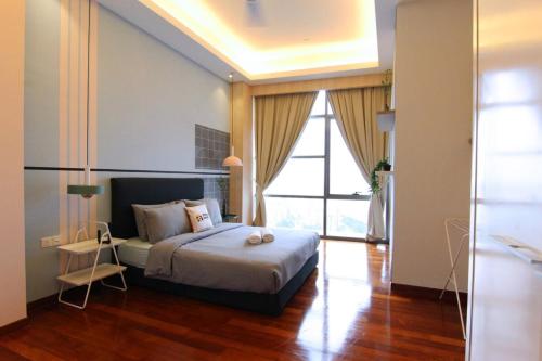 Kampong Baharu Sungai WayにあるThe Azure Residency Petaling Jayaのベッドルーム1室(ベッド1台、大きな窓付)