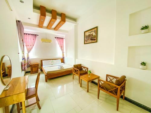 una sala de estar con un sofá y una mesa en Homestay Cô Gái Việt, en Can Tho