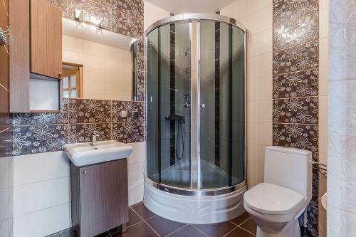 オストロボにあるDomki Letniskowe Corleoneのバスルーム(シャワー、トイレ、シンク付)