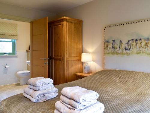 a pile of towels sitting on a bed in a bathroom at Petronella in Grange