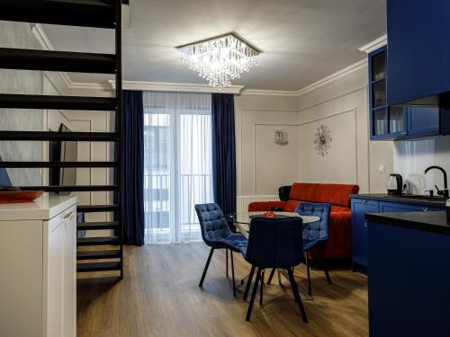 cocina y sala de estar con mesa y sillas en Luksusowy apartament z sauną, en Zamość