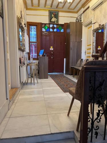 corridoio con porta, tavolo e sedie di Le Safran Suite Hotel a Istanbul