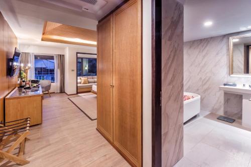 y baño con armario de madera y bañera. en Jomkitti Boutique Hotel, en Chiang Mai