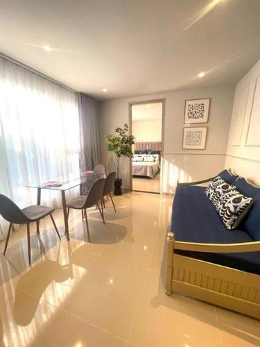 a bedroom with a bed and a table and chairs at Apartamento nuevo de lujo in Barranquilla