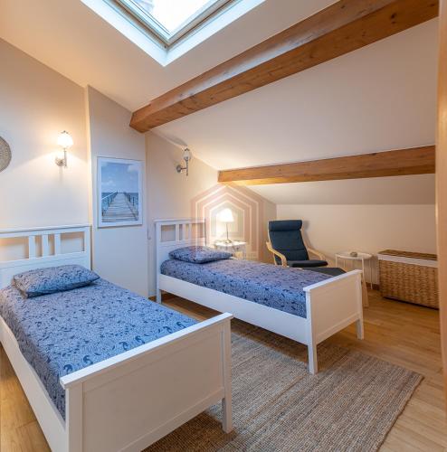 - 2 lits dans une chambre avec une lucarne dans l'établissement Cannes Rue d'Antibes: Agréable quatre pièces, à Cannes