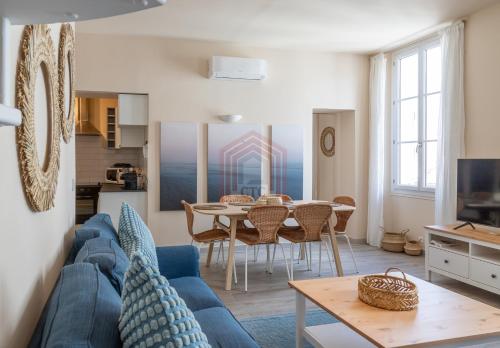 un salon avec un canapé bleu et une table dans l'établissement Cannes Rue d'Antibes: Agréable quatre pièces, à Cannes