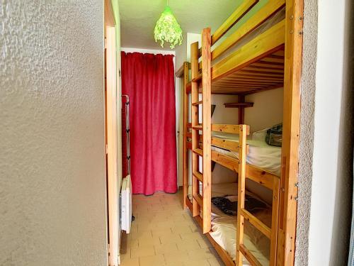 une chambre avec deux lits superposés et une fenêtre dans l'établissement Grand studio cabine accès plage parking privé - FR-1-715-16, à Mauguio