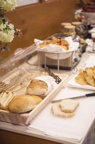einen Tisch mit vielen verschiedenen Brotsorten in der Unterkunft Jomkitti Boutique Hotel in Chiang Mai