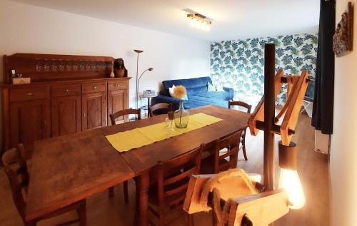 ein Esszimmer mit einem Holztisch und Stühlen in der Unterkunft Gästehaus Röhm in Ilbesheim