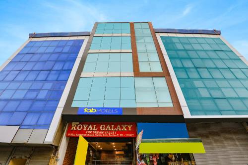 um edifício alto com uma loja de calgary real em FabHotel Royal Galaxy I em Nova Deli
