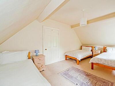 ゴースランドにあるEversfieldの屋根裏のベッドルーム(ベッド2台、椅子付)