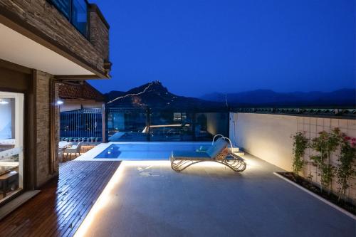 una piscina sul tetto di una casa di notte di Gubei Water Town Landscape Villa a Miyun