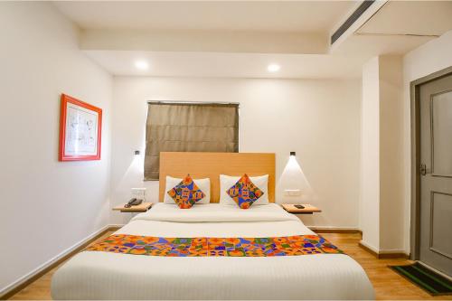 1 dormitorio con 1 cama grande y 2 almohadas en FabHotel Airport Green Arcade en Calcuta