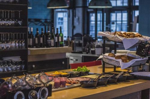 Billnäsin ruukki في Billnäs: بوفيه مع الكثير من الطعام وزجاجات النبيذ