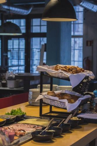Billnäsin ruukki في Billnäs: طاولة مليئة وصواني الخبز والمعجنات
