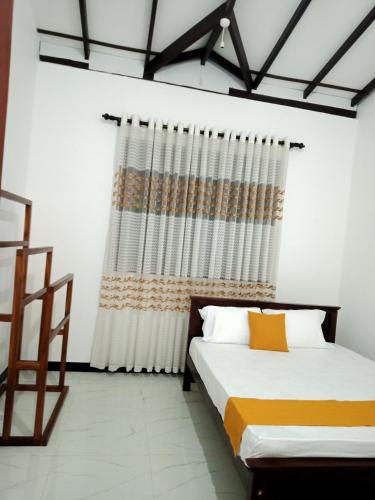 1 Schlafzimmer mit 2 Betten und einem Fenster in der Unterkunft Ashi Galle Villa in Galle