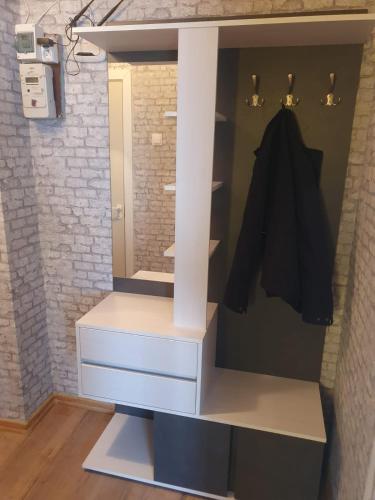a bathroom with a dresser and a mirror at Apartament Erfolg 7 in Daugavpils