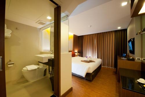 Habitación de hotel con cama y baño en 41 Suite Bangkok, en Bangkok