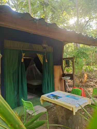 Aed väljaspool majutusasutust Jungle Tent 3x3, Latino Glamping & Tours, Paquera