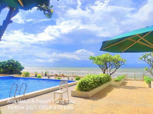 a view of the beach from the swimming pool at the resort at Căn hộ biển Aria Vũng Tàu in Xa Thang Nhut