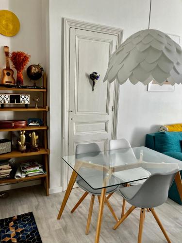 une salle à manger avec une table en verre et deux chaises dans l'établissement Cannes Sweet Cannes, à Cannes