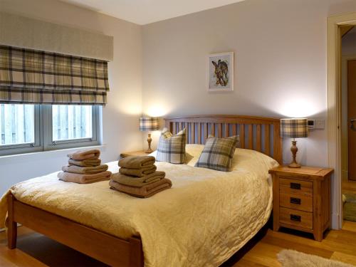 um quarto com uma cama com quatro toalhas em Veleta em Grange