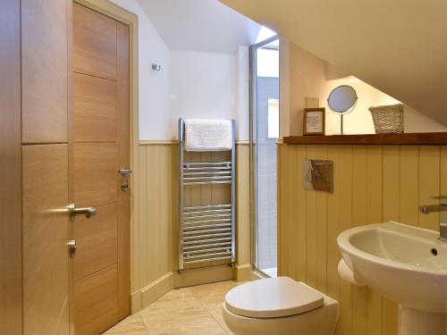 ein Bad mit einem WC und einem Waschbecken in der Unterkunft Veleta in Grange