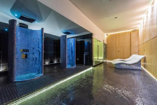 een badkamer met een douche met blauw glas bij Star Residences KLCC in Kuala Lumpur