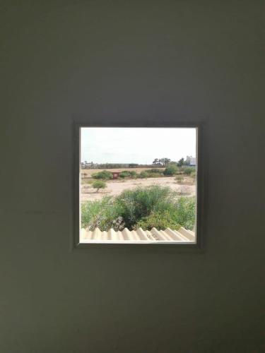a picture of a window on a wall at Gîte équestre Balade plage petit déjeuner au bord de la piscine in Azemmour