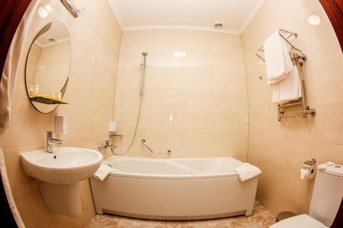 Un baño de Hotel 52