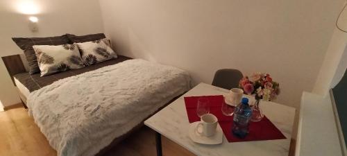 Dormitorio pequeño con cama y mesa en Apartament Sosnowiec - Kazimierz Górniczy, en Sosnowiec