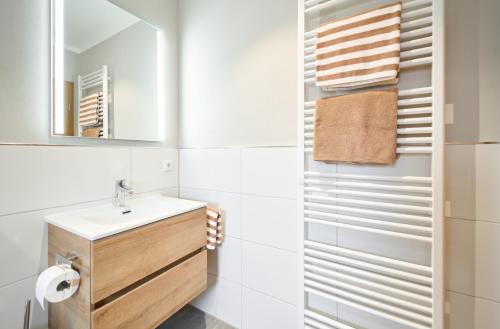 Haarbach的住宿－Wirt z´Uttlau Familienhotel Höng，一间带水槽和镜子的浴室