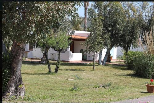 Taman di luar Villetta Eura con piscina gratuita dall'11 Luglio al 31 Agosto